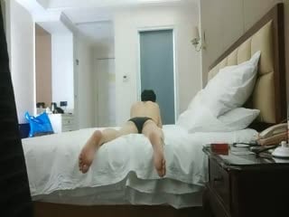 沈先森同时来两外围妹留下一个，黑裙大长腿穿上开档丝袜，润滑油揉搓逼逼，双腿肩上扛式猛操