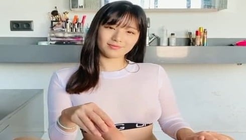 巨乳女王骚气吸舔大肉棒!把肉棒放在巨乳中间摩擦~ 巨乳女王骚气吸舔大肉棒!把肉棒放在巨乳中间摩擦~